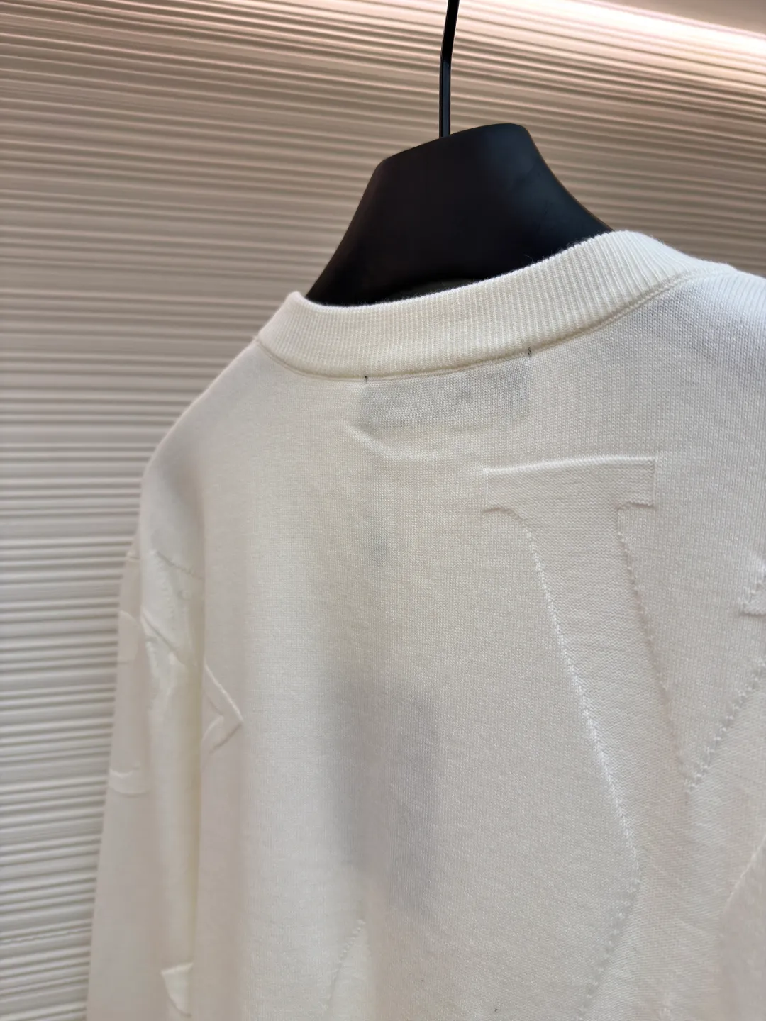 LOUIS VUITTON embossed floral 㚏 jacquard knitted round neck long sleeves ●Original version: 12300 purchase and development ●Item number: 1681614--A70 ●Fabrics: combed cotton fabric ●Technology: knitted intarsia production ●Version: fitted version ●Weight: about 380 grams ●Size: XS-S-M-L ●Description: Heavy positioning three-dimensional contrasting intarsia technology throughout the fashionable and high-end sense! Swiss woven positioning intarsia technology, high-end pink color, sporty style, same style for men and women! The classic wide version is fashionable and advanced! The overall wiring is straight and delicate, the fabric is comfortable and soft, and the color is consistent without color difference. It can be matched with the same style to create a fashionable look and control various occasions. Customized accessories, complete with three standards, same style for men and women!